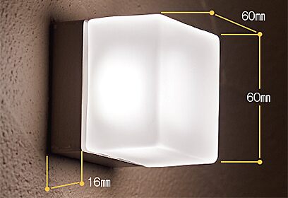 壁面に馴染む厚さ16mmの薄型台座